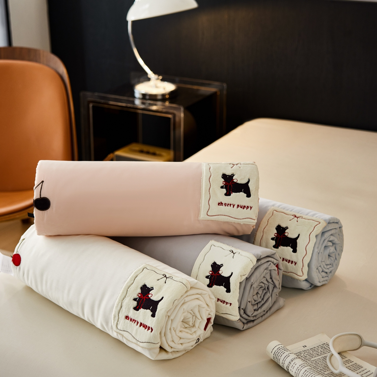 91家纺网 家纺一手货源 找家纺 初拾 2025新款60支奥地利进口兰精天丝夏被夏凉被空调被—樱桃奇奇 组合图仅供展示