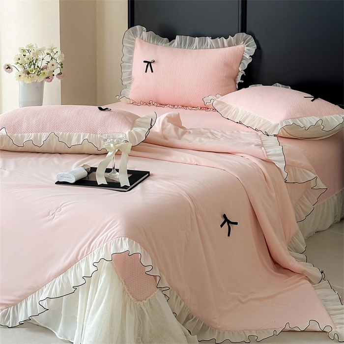 91家纺网 家纺一手货源 找家纺 婳庭家居 2025新款法式蕾丝蝴蝶结夏被夏凉被空调被四件套 淡粉