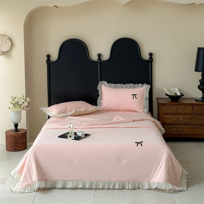 91家纺网 家纺一手货源 找家纺 婳庭家居 2025新款法式蕾丝蝴蝶结夏被夏凉被空调被四件套 淡粉