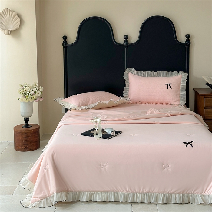 91家纺网 家纺一手货源 找家纺 婳庭家居 2025新款法式蕾丝蝴蝶结夏被夏凉被空调被四件套 淡粉