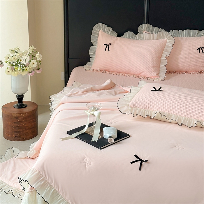 91家纺网 家纺一手货源 找家纺 婳庭家居 2025新款法式蕾丝蝴蝶结夏被夏凉被空调被四件套 淡粉