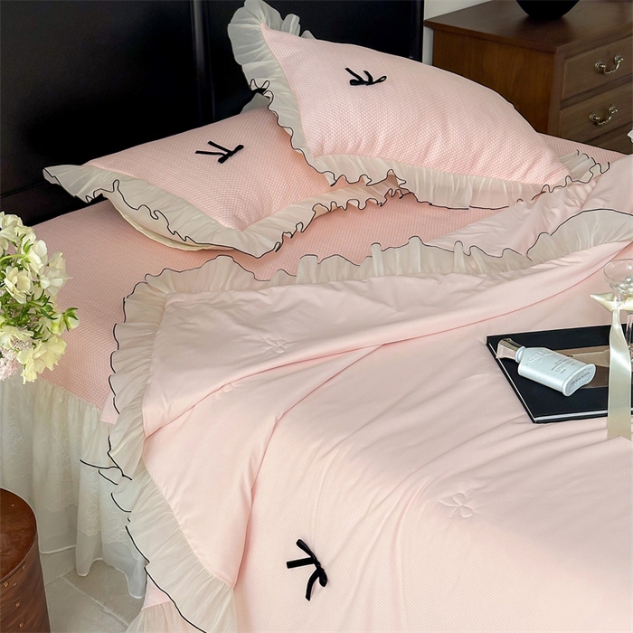 91家纺网 家纺一手货源 找家纺 婳庭家居 2025新款法式蕾丝蝴蝶结夏被夏凉被空调被四件套 淡粉