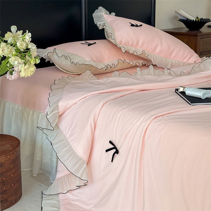 91家纺网 家纺一手货源 找家纺 婳庭家居 2025新款法式蕾丝蝴蝶结夏被夏凉被空调被四件套 淡粉