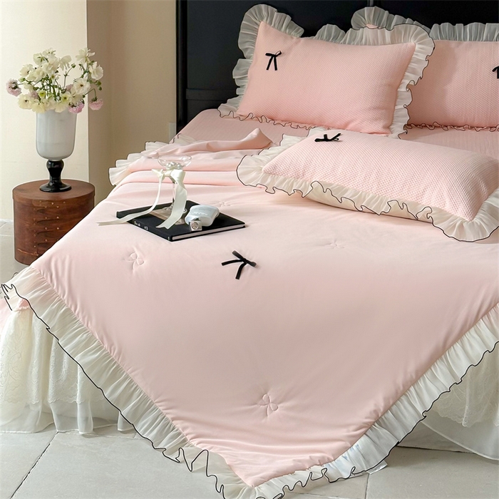 91家纺网 家纺一手货源 找家纺 婳庭家居 2025新款法式蕾丝蝴蝶结夏被夏凉被空调被四件套 淡粉