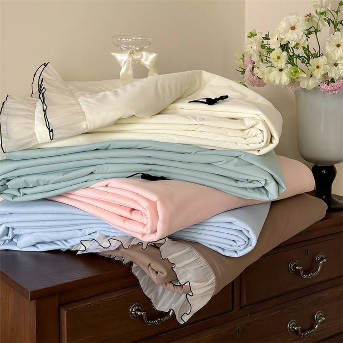 91家纺网 家纺一手货源 找家纺 婳庭家居 2025新款法式蕾丝蝴蝶结夏被夏凉被空调被四件套 组合图仅做展示