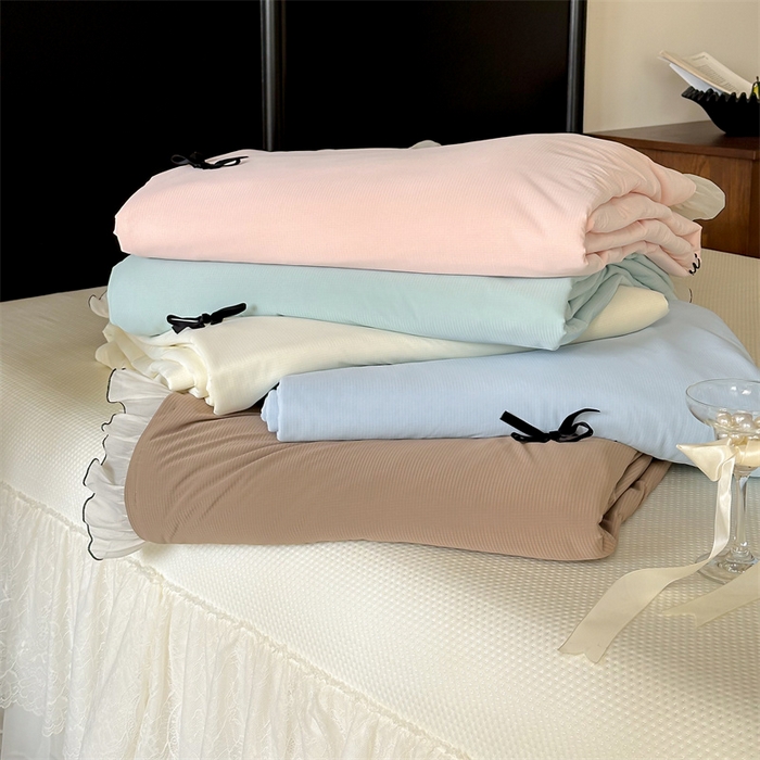 91家纺网 家纺一手货源 找家纺 婳庭家居 2025新款法式蕾丝蝴蝶结夏被夏凉被空调被四件套 组合图仅做展示