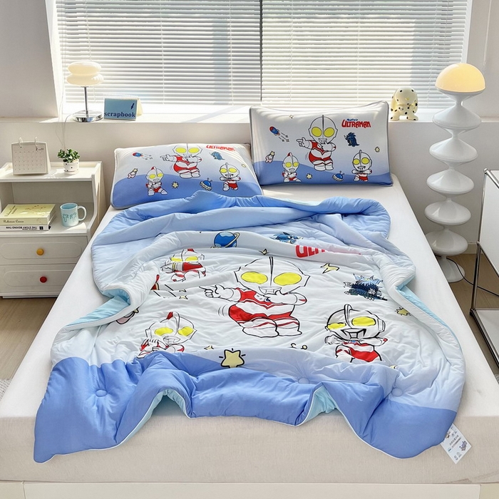 91家纺网 家纺一手货源 找家纺 蘭菲家纺 2025新款凉感丝奥特曼印花夏被 抱团