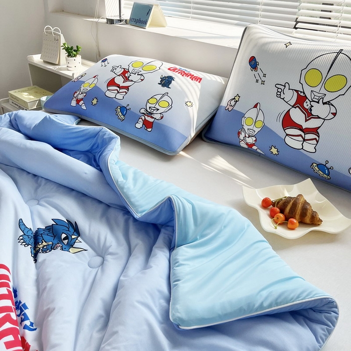 91家纺网 家纺一手货源 找家纺 蘭菲家纺 2025新款凉感丝奥特曼印花夏被 抱团