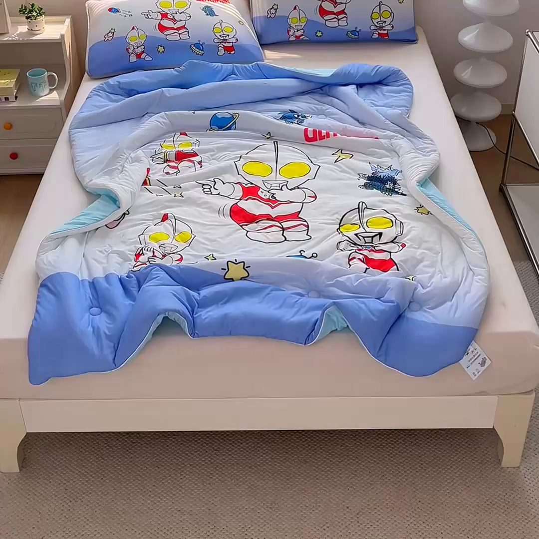 91家纺网 家纺一手货源 找家纺 蘭菲家纺 2025新款凉感丝奥特曼印花夏被 抱团