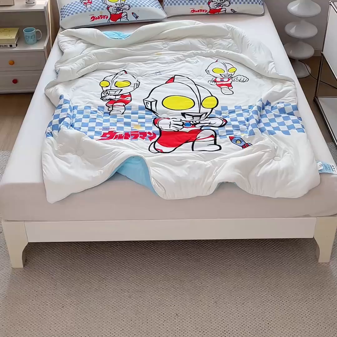 91家纺网 家纺一手货源 找家纺 蘭菲家纺 2025新款凉感丝奥特曼印花夏被 超人兄弟