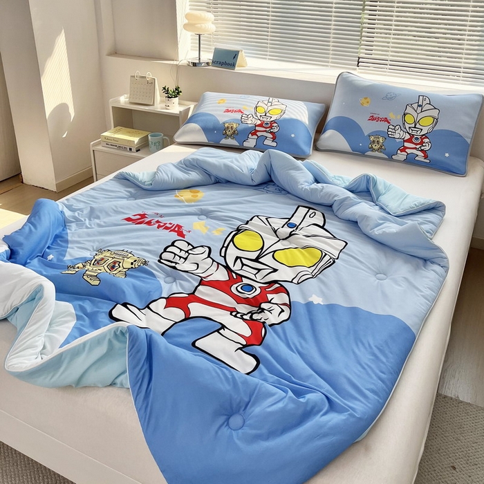 91家纺网 家纺一手货源 找家纺 蘭菲家纺 2025新款凉感丝奥特曼印花夏被 出击