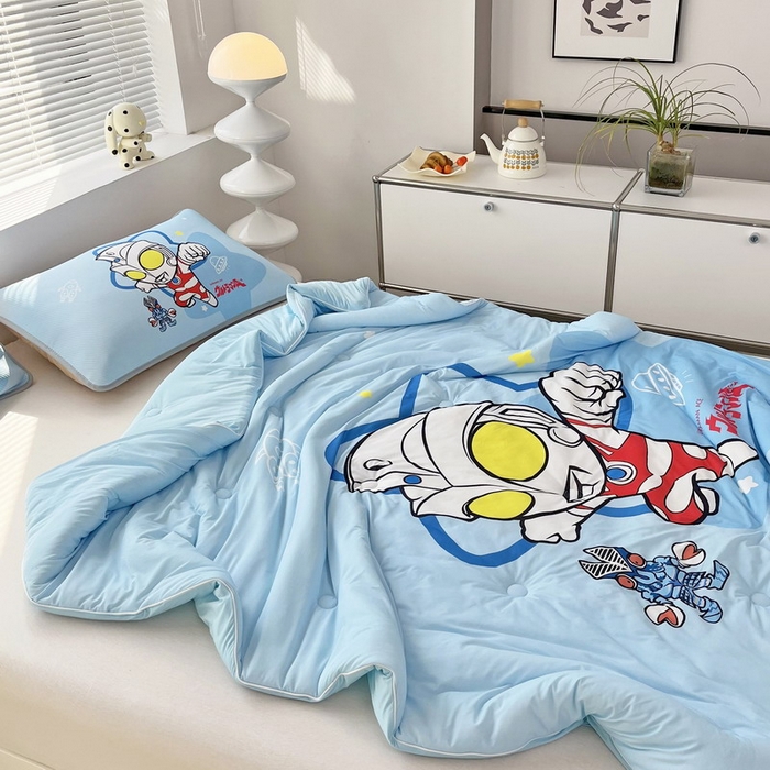 91家纺网 家纺一手货源 找家纺 蘭菲家纺 2025新款凉感丝奥特曼印花夏被 飞天