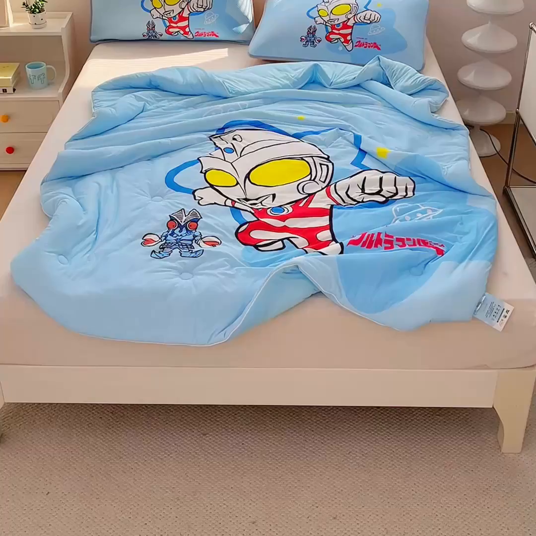 91家纺网 家纺一手货源 找家纺 蘭菲家纺 2025新款凉感丝奥特曼印花夏被 飞天