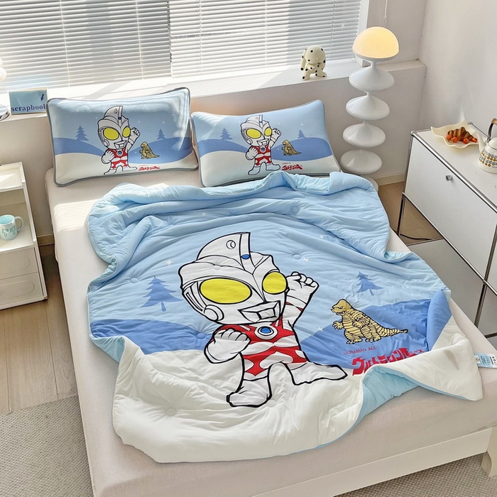 91家纺网 家纺一手货源 找家纺 蘭菲家纺 2025新款凉感丝奥特曼印花夏被 归来