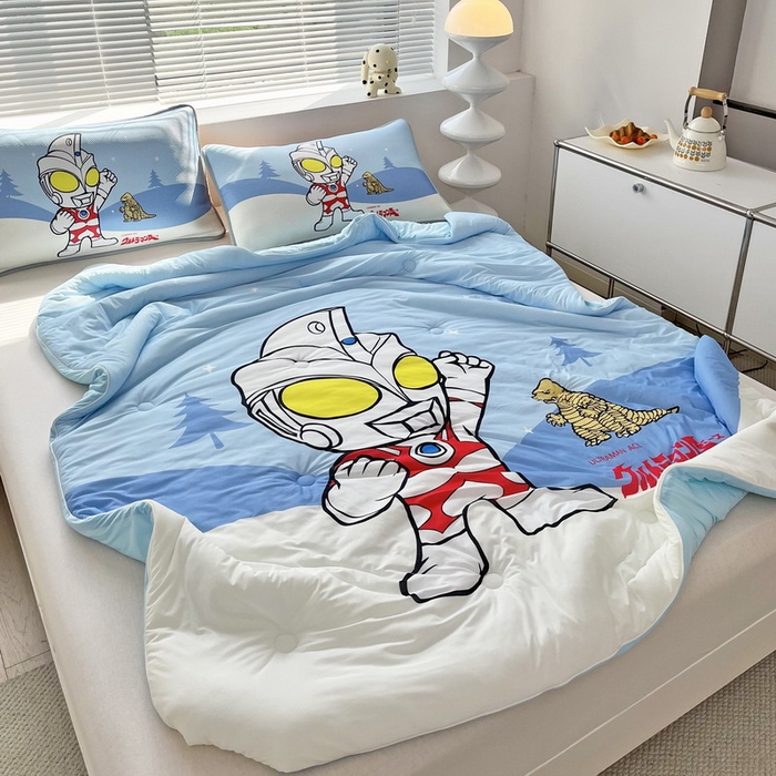 91家纺网 家纺一手货源 找家纺 蘭菲家纺 2025新款凉感丝奥特曼印花夏被 归来