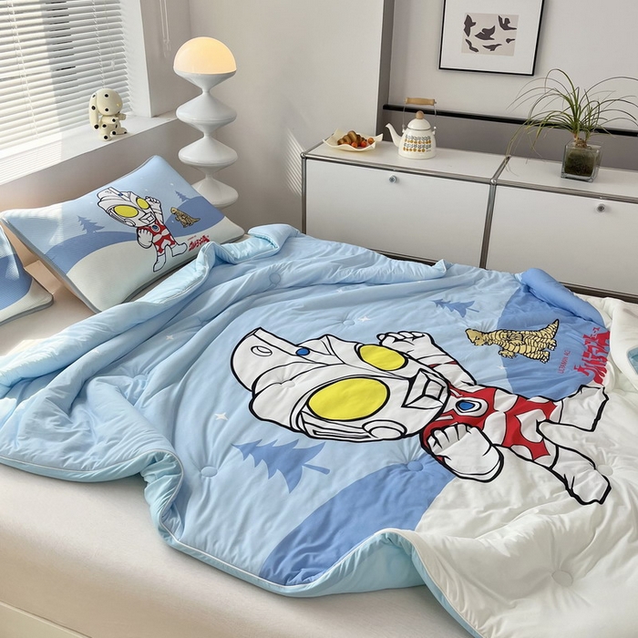 91家纺网 家纺一手货源 找家纺 蘭菲家纺 2025新款凉感丝奥特曼印花夏被 归来