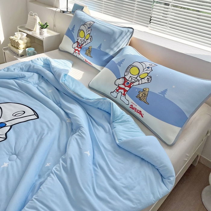 91家纺网 家纺一手货源 找家纺 蘭菲家纺 2025新款凉感丝奥特曼印花夏被 归来