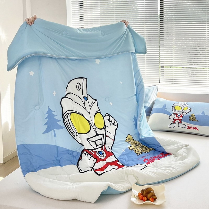 91家纺网 家纺一手货源 找家纺 蘭菲家纺 2025新款凉感丝奥特曼印花夏被 归来