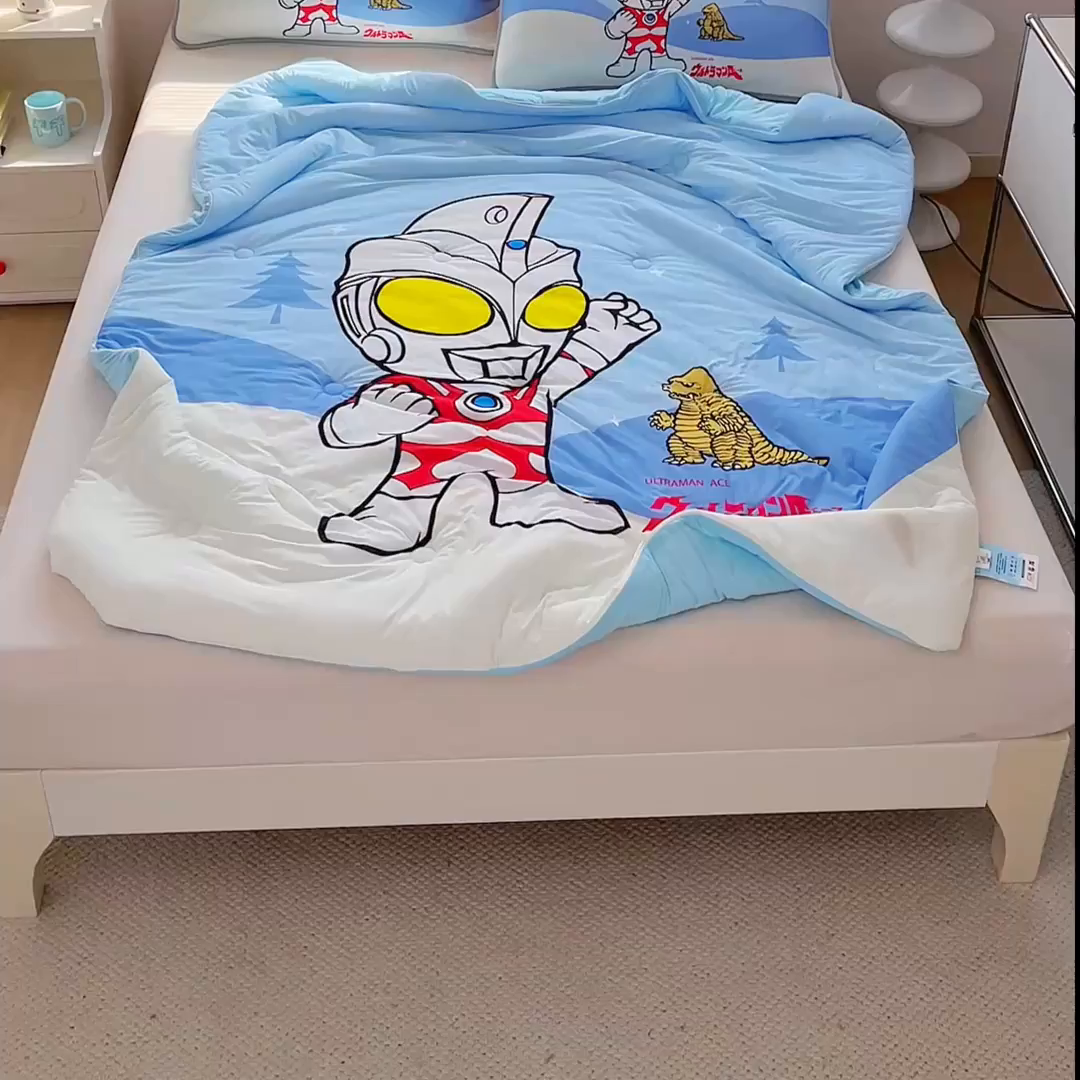 91家纺网 家纺一手货源 找家纺 蘭菲家纺 2025新款凉感丝奥特曼印花夏被 归来