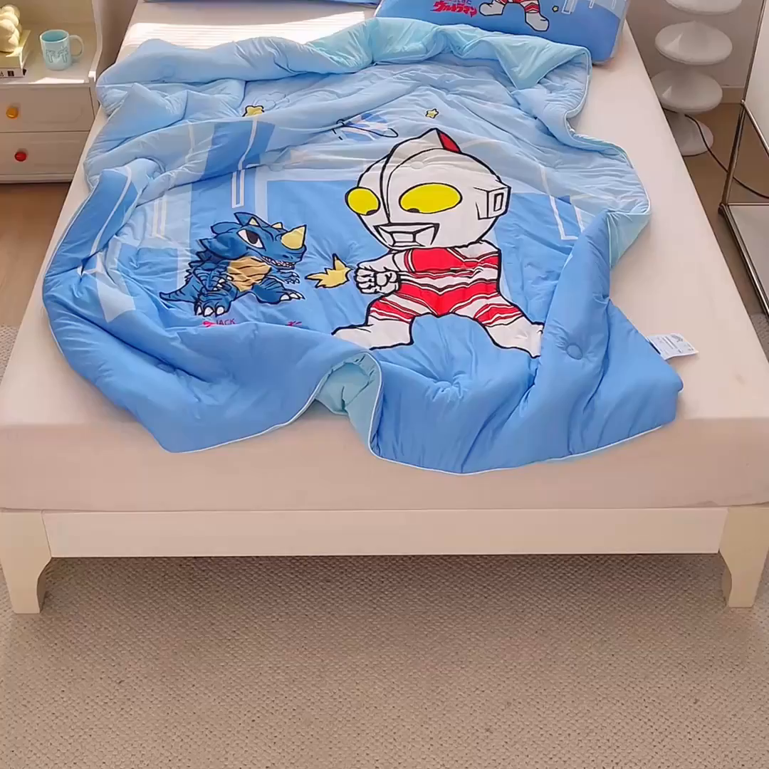 91家纺网 家纺一手货源 找家纺 蘭菲家纺 2025新款凉感丝奥特曼印花夏被 勇士