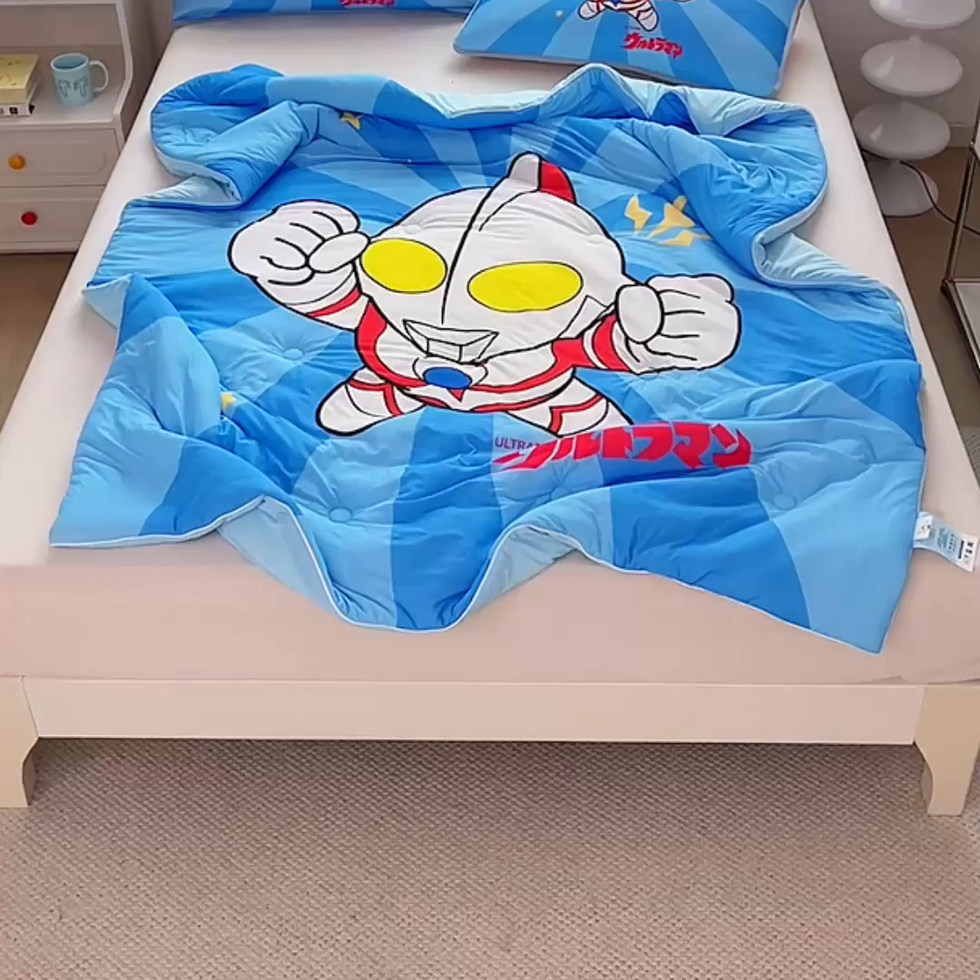 91家纺网 家纺一手货源 找家纺 蘭菲家纺 2025新款凉感丝奥特曼印花夏被 正义之侠