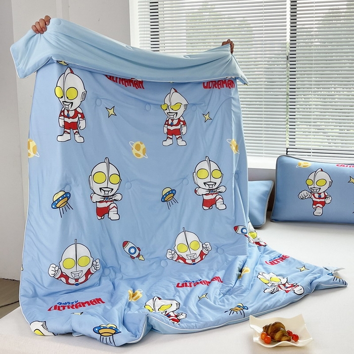 91家纺网 家纺一手货源 找家纺 蘭菲家纺 2025新款凉感丝奥特曼印花夏被 追风