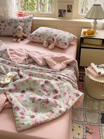 91家纺网 家纺一手货源 找家纺 仟网汇 2025新款皱皱纱简单款夏被四件套 玫瑰花园兰