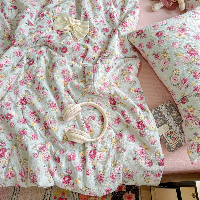 91家纺网 家纺一手货源 找家纺 仟网汇 2025新款皱皱纱简单款夏被四件套 玫瑰花园兰