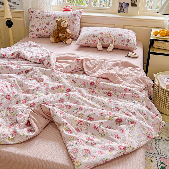 91家纺网 家纺一手货源 找家纺 仟网汇 2025新款皱皱纱简单款夏被四件套 玫瑰花园粉