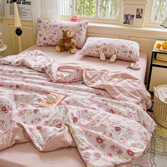 91家纺网 家纺一手货源 找家纺 仟网汇 2025新款皱皱纱简单款夏被四件套 玫瑰花园粉