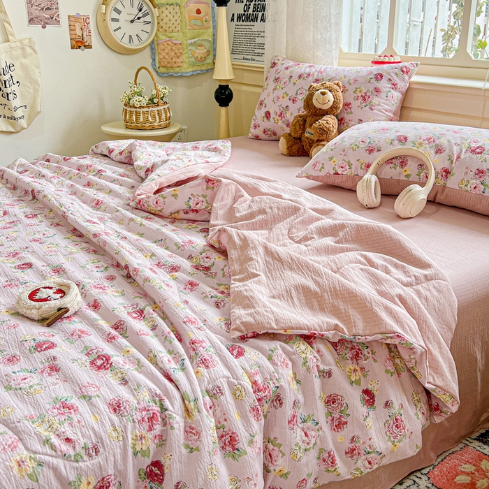 91家纺网 家纺一手货源 找家纺 仟网汇 2025新款皱皱纱简单款夏被四件套 玫瑰花园粉