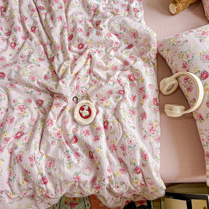 91家纺网 家纺一手货源 找家纺 仟网汇 2025新款皱皱纱简单款夏被四件套 玫瑰花园粉