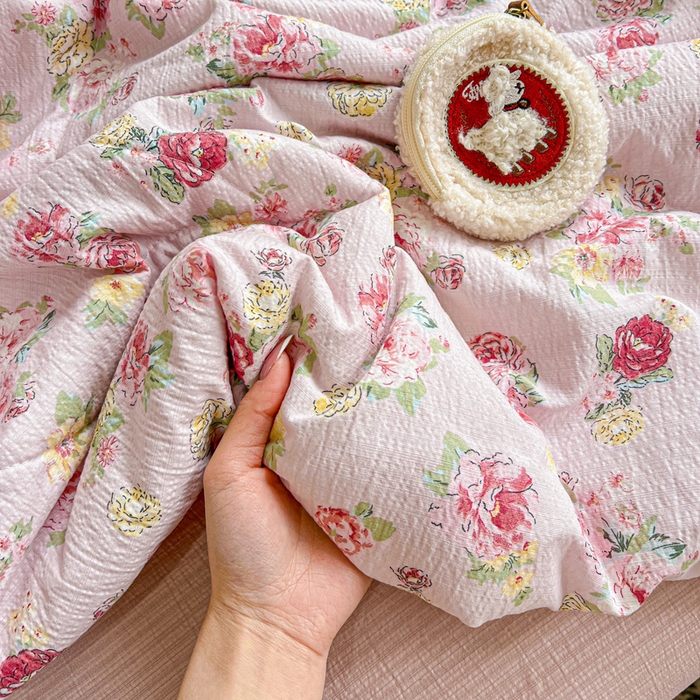 91家纺网 家纺一手货源 找家纺 仟网汇 2025新款皱皱纱简单款夏被四件套 玫瑰花园粉