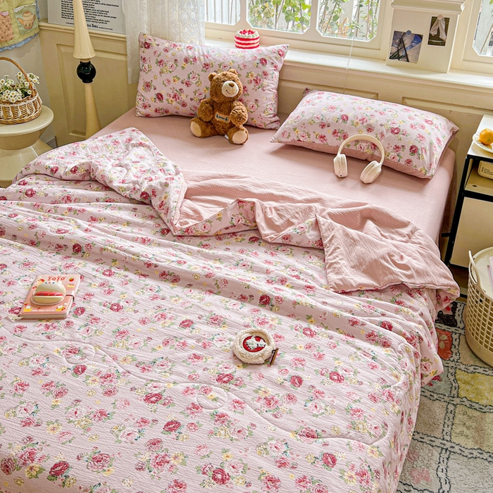 91家纺网 家纺一手货源 找家纺 仟网汇 2025新款皱皱纱简单款夏被四件套 玫瑰花园粉