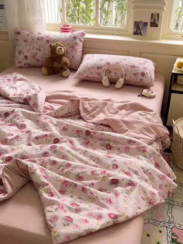 91家纺网 家纺一手货源 找家纺 仟网汇 2025新款皱皱纱简单款夏被四件套 玫瑰花园粉