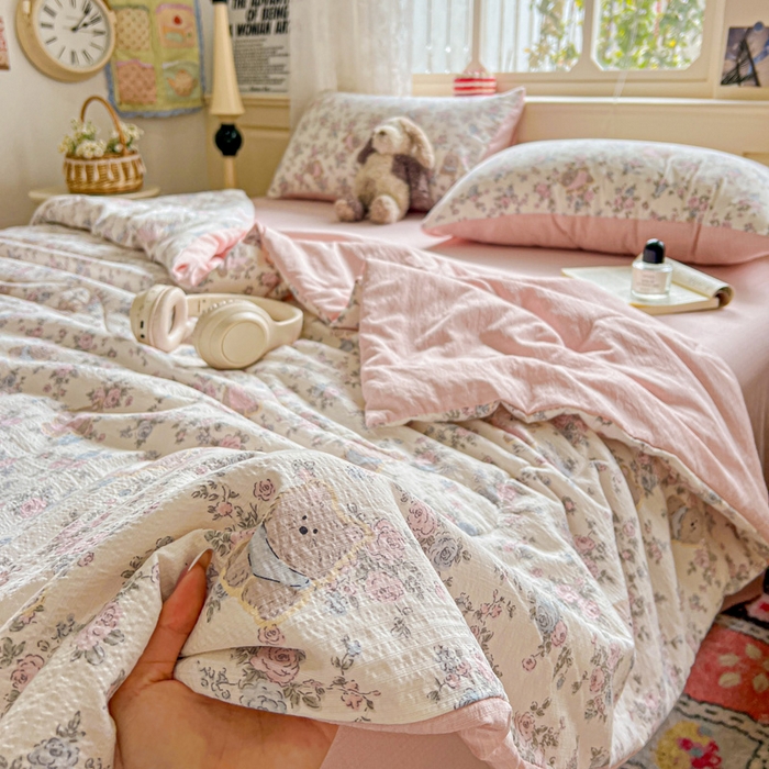 91家纺网 家纺一手货源 找家纺 仟网汇 2025新款皱皱纱简单款夏被四件套 花园里