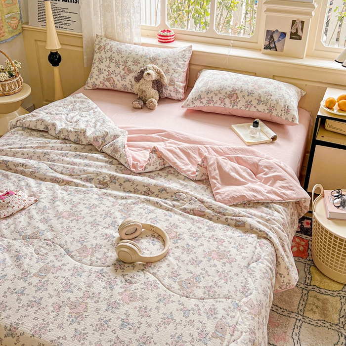 91家纺网 家纺一手货源 找家纺 仟网汇 2025新款皱皱纱简单款夏被四件套 花园里