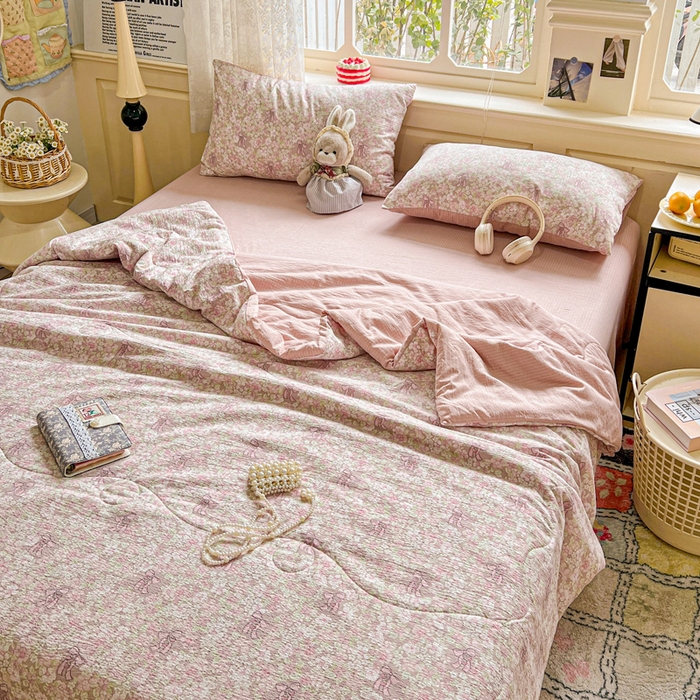 91家纺网 家纺一手货源 找家纺 仟网汇 2025新款皱皱纱简单款夏被四件套 花束-粉