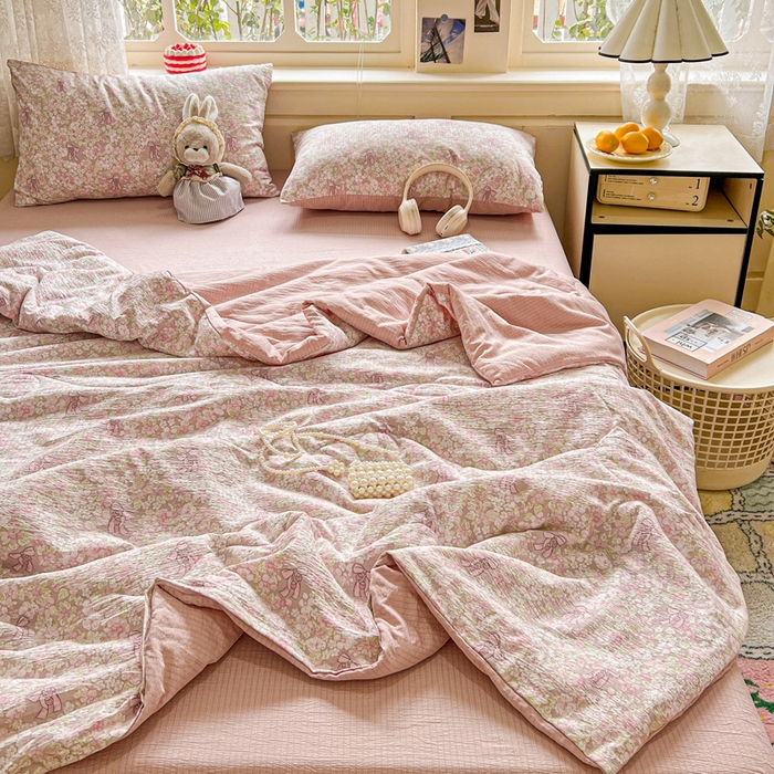 91家纺网 家纺一手货源 找家纺 仟网汇 2025新款皱皱纱简单款夏被四件套 花束-粉