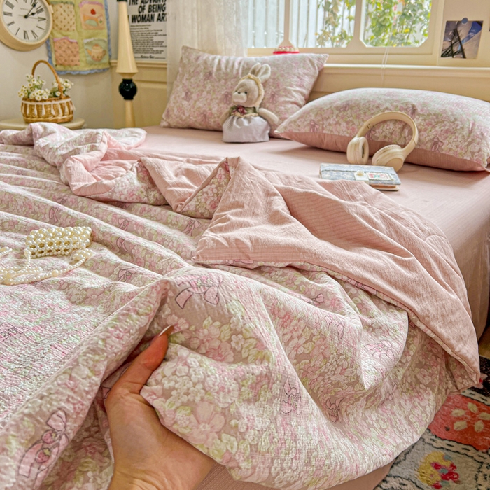 91家纺网 家纺一手货源 找家纺 仟网汇 2025新款皱皱纱简单款夏被四件套 花束-粉