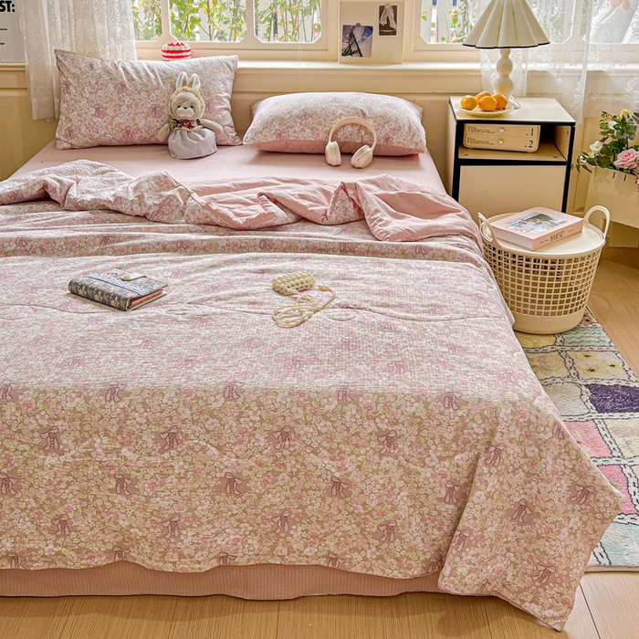 91家纺网 家纺一手货源 找家纺 仟网汇 2025新款皱皱纱简单款夏被四件套 花束-粉