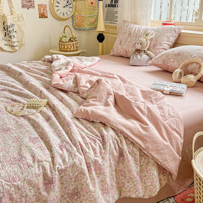 91家纺网 家纺一手货源 找家纺 仟网汇 2025新款皱皱纱简单款夏被四件套 花束-粉