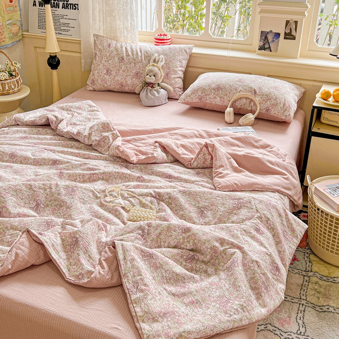 91家纺网 家纺一手货源 找家纺 仟网汇 2025新款皱皱纱简单款夏被四件套 花束-粉