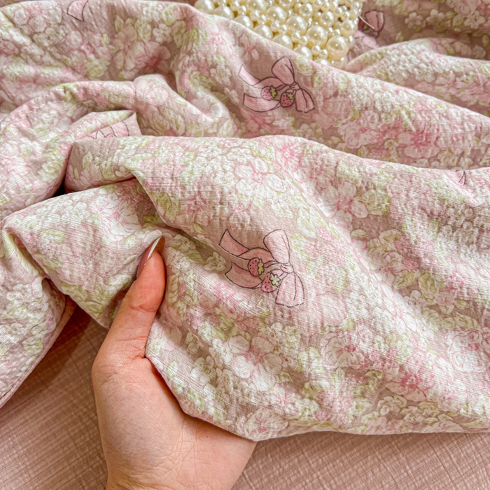 91家纺网 家纺一手货源 找家纺 仟网汇 2025新款皱皱纱简单款夏被四件套 花束-粉