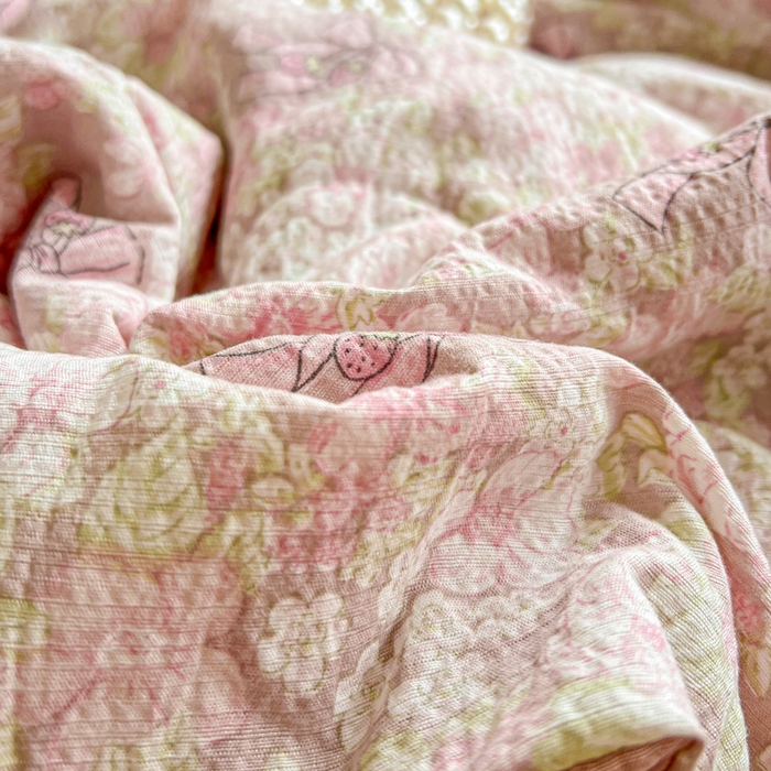 91家纺网 家纺一手货源 找家纺 仟网汇 2025新款皱皱纱简单款夏被四件套 花束-粉