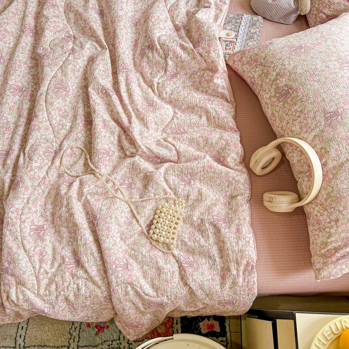 91家纺网 家纺一手货源 找家纺 仟网汇 2025新款皱皱纱简单款夏被四件套 花束-粉