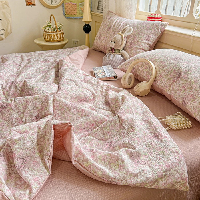 91家纺网 家纺一手货源 找家纺 仟网汇 2025新款皱皱纱简单款夏被四件套 花束-粉