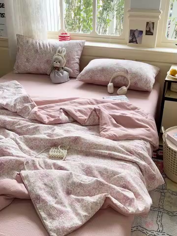 91家纺网 家纺一手货源 找家纺 仟网汇 2025新款皱皱纱简单款夏被四件套 花束-粉