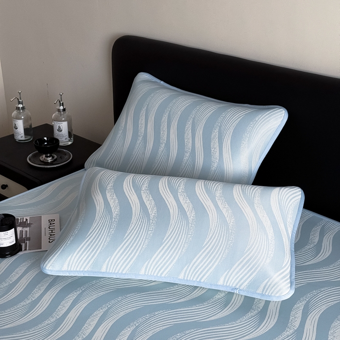 91家纺网 家纺一手货源 找家纺 九花鹿 2025新款A类PE凉感提花床笠款冰丝凉席软凉席可机洗可水洗 波纹（天空蓝）