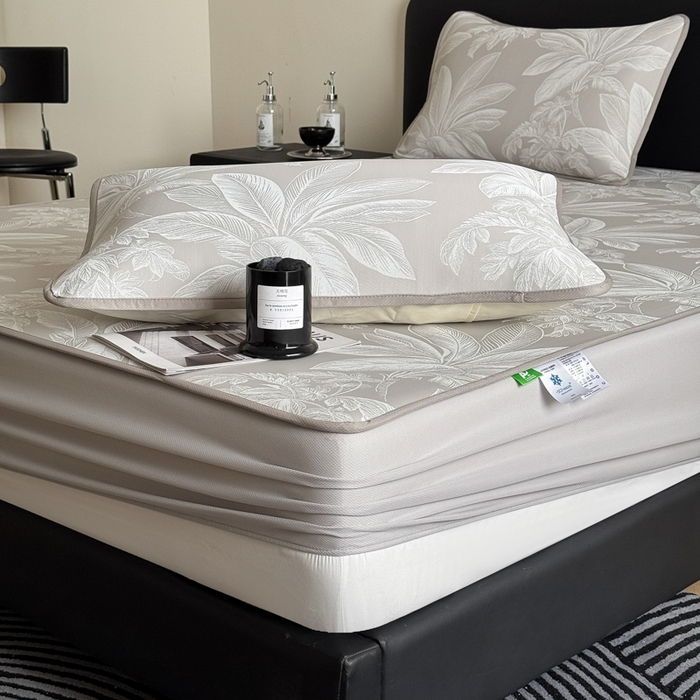 91家纺网 家纺一手货源 找家纺 九花鹿 2025新款A类PE凉感提花床笠款冰丝凉席软凉席可机洗可水洗 盆栽（米灰）